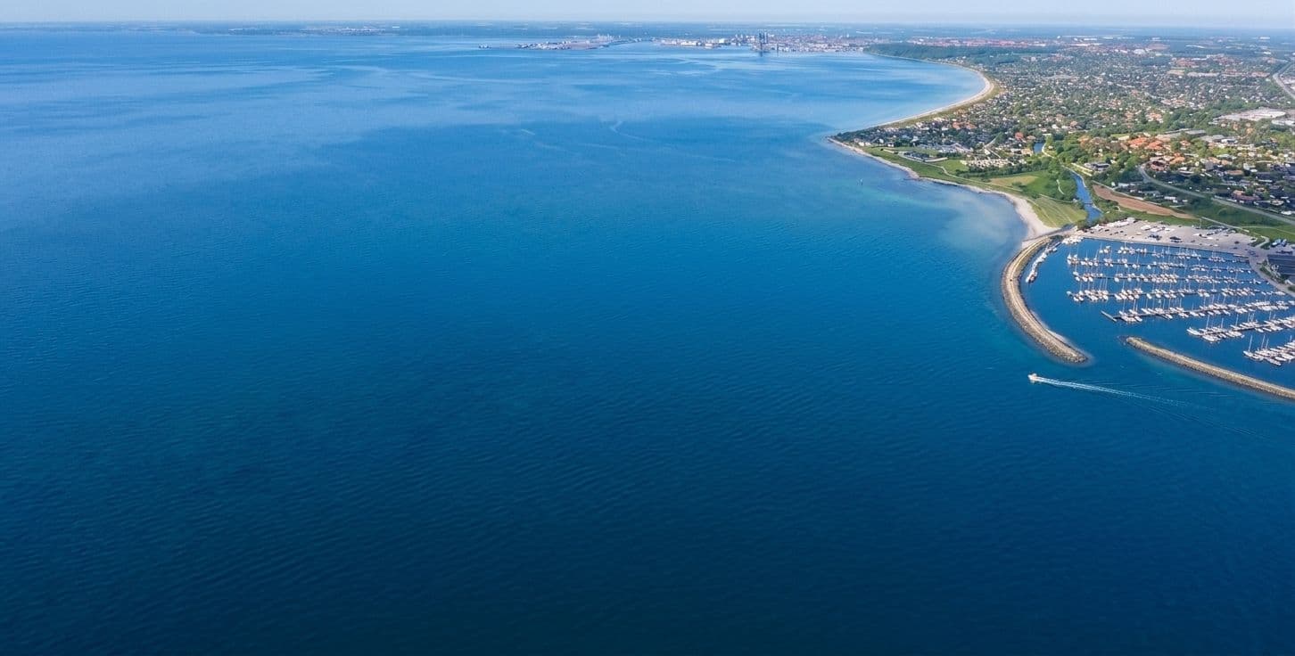 Luftfoto af farvandet ud for Egå Marina med lystbådehavnen i det fjerne