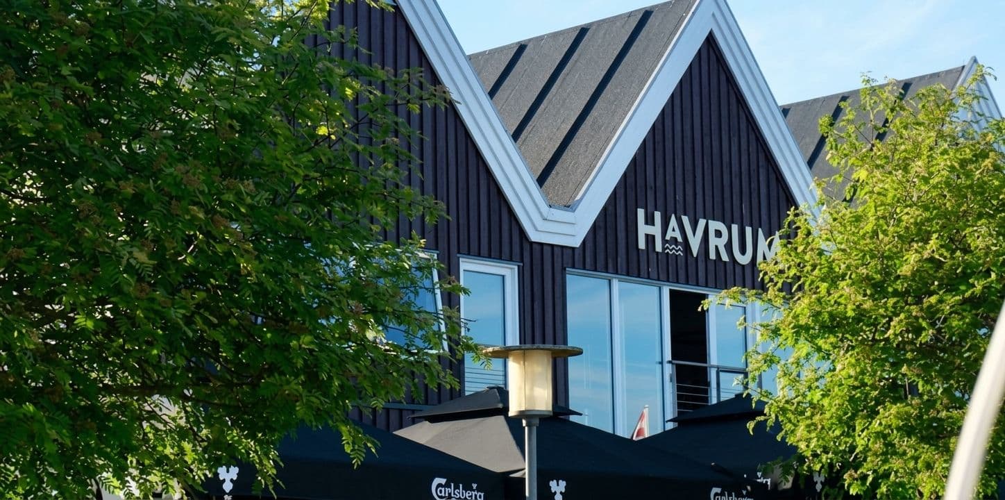 Havrum ved Egå Marina, facade med skiltning set gennem træerne